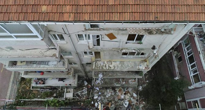 Avcılar'da 5 katlı binanın balkonları çöktü: Yaralılar var