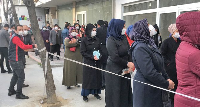 İndirimli tencere tabak için sosyal mesafe kuralları hiçe sayıldı