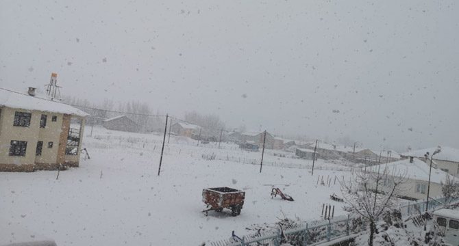 Tunceli'de kar yağışı nedeniyle 58 köy yolu ulaşıma kapandı