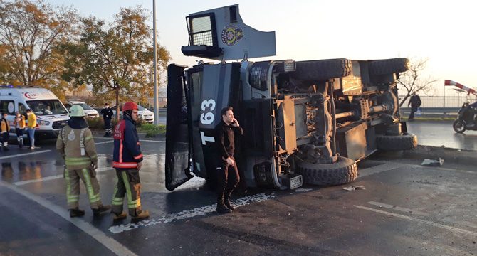 İstanbul'da seyir halindeki TOMA devrildi