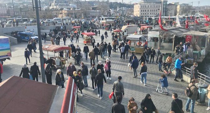 Güzel havayı gören Eminönü ve Galata Köprüsü'ne akın etti