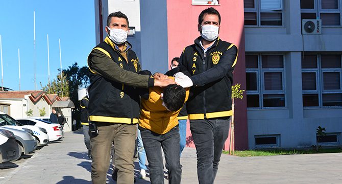 Hırsızlık şüphelileri polise ateş açıp, kaçmaya çalıştı; o anlar kamerada