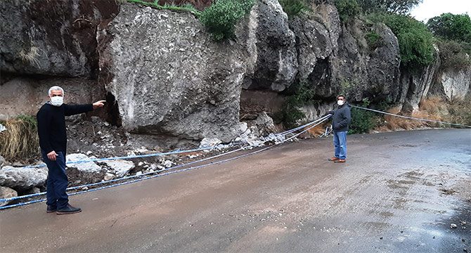 Tonlarca ağırlıktaki dev kaya parçası yola düştü