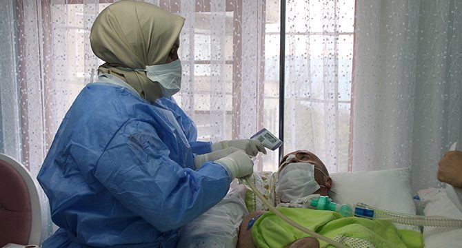 Sağlıkçıların pandemide zorlu 'evde bakım' mesaisi