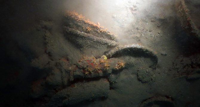 Foça açıklarında savaş gemisi batığı bulundu