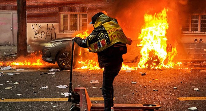 Fransa'da güvenlik yasası karşıtı protestoda şiddet olayları patlak verdi