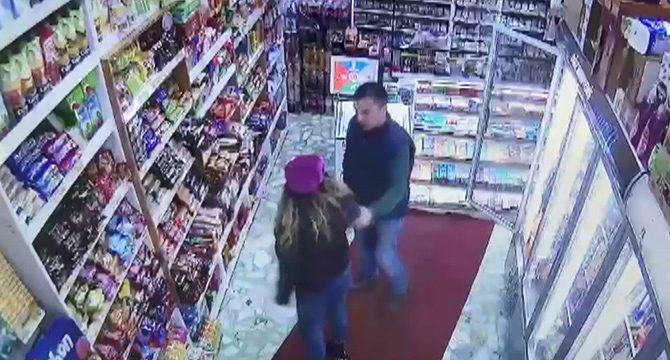 Hırsız kadın önce büfe sahibini soydu, sonra 'dikkat dağıtmak için' kendi soyundu