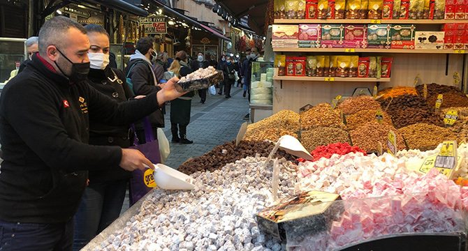 Yılbaşında uygulanacak sokağa çıkma kısıtlaması öncesi vatandaşlar alışverişe başladı