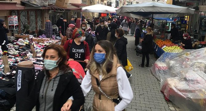 Sosyal mesafe, yılbaşı alışverişine yenik düştü