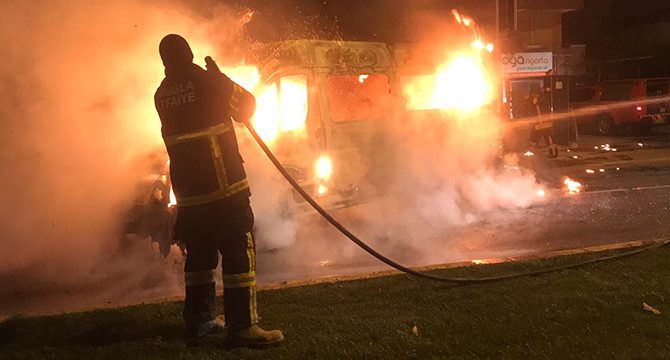 Servis minibüsü alev alev yandı; içindeki 12 sağlıkçı son anda kurtuldu