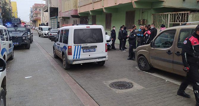 Tartışmaya müdahale eden 2 polis bıçaklandı