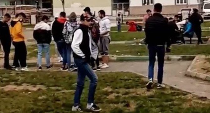 Kısıtlamada top oynayan çocuklara polis baskını