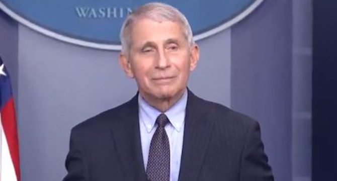 Dr. Fauci görevi bırakır bırakmaz Trump’ı bombaladı