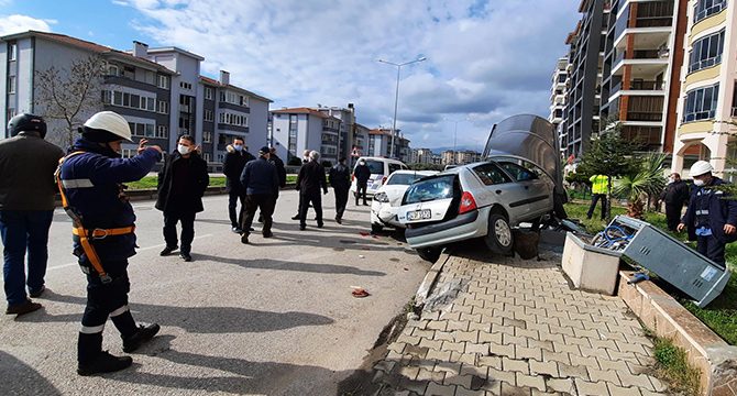 Ehliyetsiz sürücü, polisin 'dur' ihtarına uymadı kaza yaptı