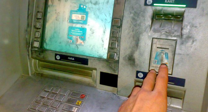 10 dakikada bir aynı ATM'den para çekince yakayı ele verdiler