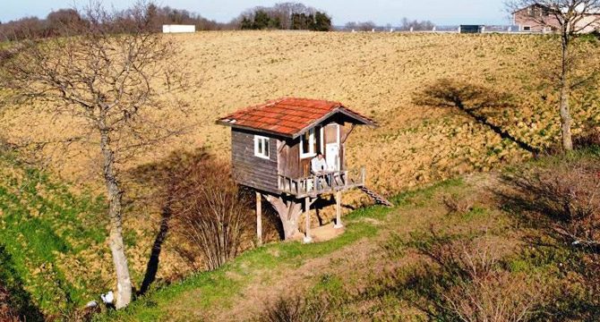 Stresten kaçmak için kendine ağaç ev yaptı