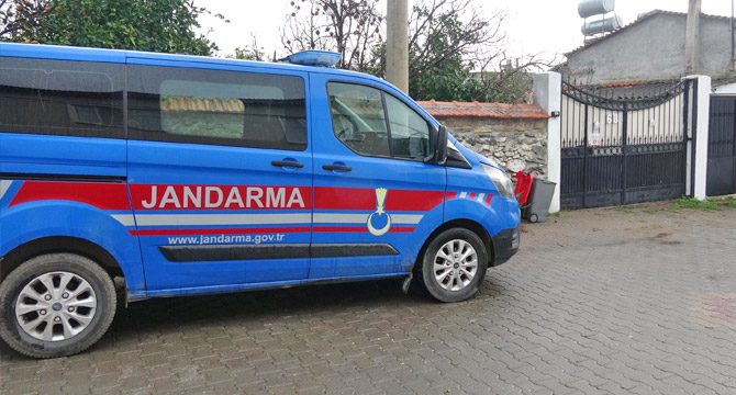 Mutasyonlu virüs görülen hastanın evinin önünde jandarma nöbet tutuyor