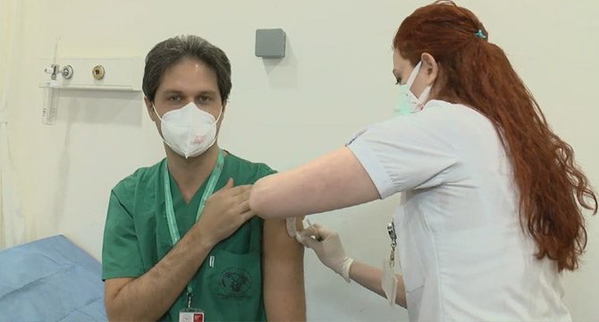 İstanbul'da ilk aşılar sağlık çalışanlarına yapılıyor