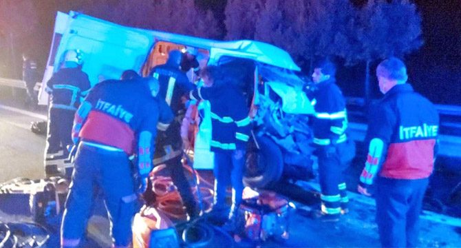 Kaçak göçmenleri taşıyan minibüs TIR'la çarpıştı: 1 ölü, 21 yaralı