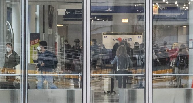 Koronavirüs korkusuyla 3 ay havaalanında yaşadı