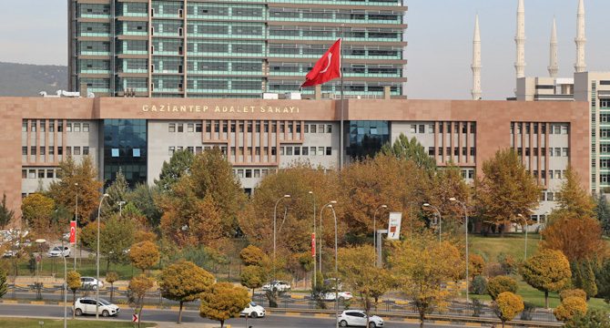 Yasak ilişkisinden olan bebeği aldattığı eşine çöpe attırdı