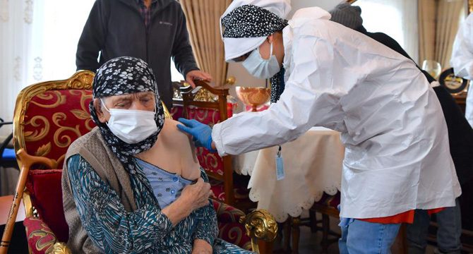 116 yaşında iki kadına, koronavirüs aşısı yapıldı