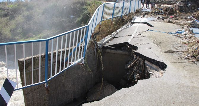 Aşırı yağış nedeniyle köprü çöktü