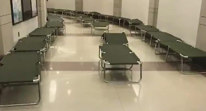 ABD Kongre binasına askeri sedye yığını