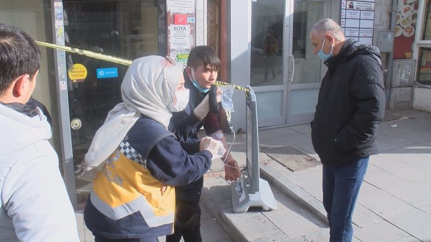 İstanbul'un göbeğinde bıçaklı saldırgan dehşet saçtı: Yaralılar var