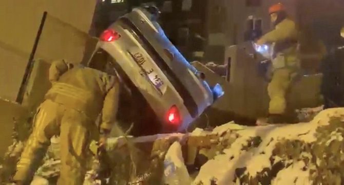 İstanbul'da feci kaza: Otomobil aşağıya uçtu
