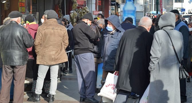 Kısıtlamalar kalktı, sokaklar yine sosyal mesafesiz kaldı
