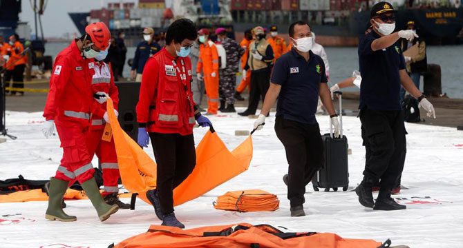 Endonezya'da düşen yolcu uçağındaki yolcuların ceset parçaları çıkarılıyor