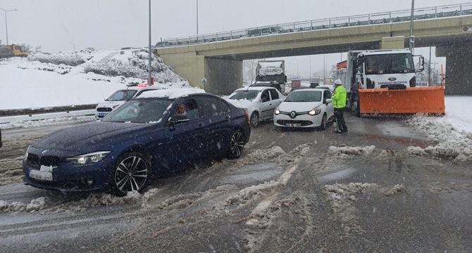 Kar esareti: Yüzlerce araç yolda mahsur kaldı