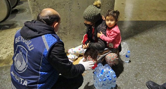 Kucağında bebekle duygu sömürüsü yapan dilenci yakalandı