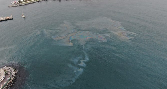 Hamsi avının yasaklanmasının ardından dev petrol sızıntısı görüntülendi