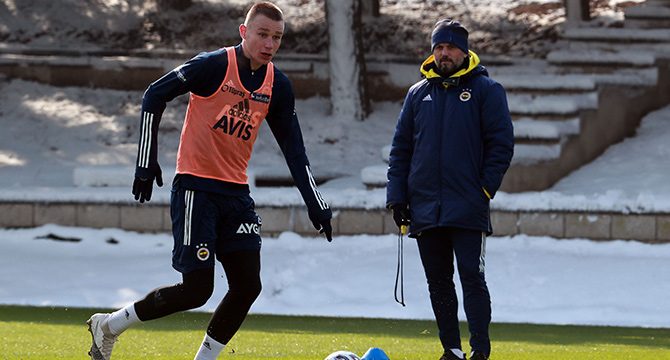 Fenerbahçe'de Szalai'nin lisansı çıktı