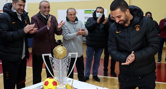 Galatasaray'da Arda Turan'ın doğum günü kutlandı