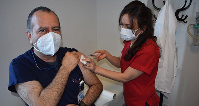 'Toplam 500 binden fazla sağlık çalışanı aşı oldu'