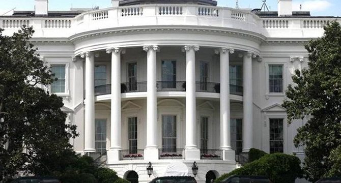 Beyaz Saray'da bayraklar yarıya indirildi