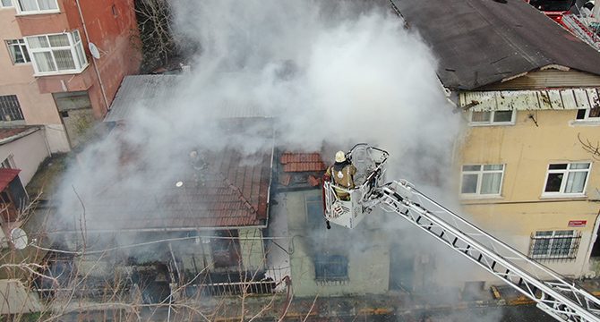 İstanbul’da yangın! Alevler kilometrelerce uzaktan görüldü