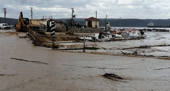 Aşırı yağış nedeniyle iki tekne battı