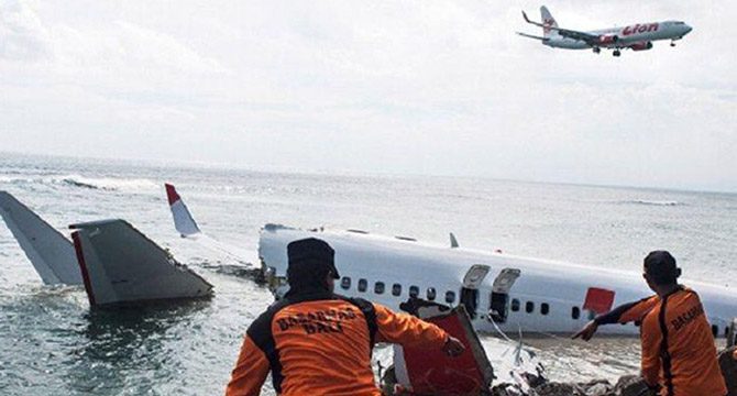 Endonezya'da düşen yolcu uçağına ait iki kara kutunun yeri tespit edildi
