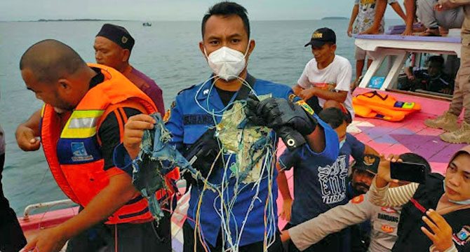 Endonezya uçağının düştüğü yerde insan kalıntıları bulundu