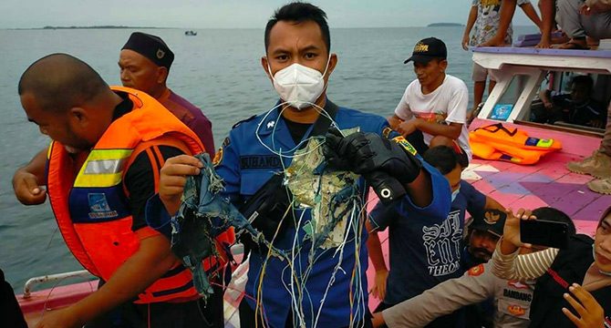 Endonezya'da radardan çıkan yolcu uçağı düştü