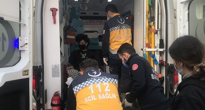 Sokakta ortasında 14 ve 15 yaşındaki 2 genç bıçaklandı