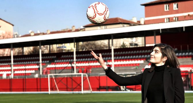 Futbol topuna kadın eli değdi