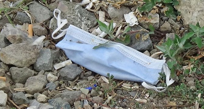 Kullanılıp yere atılan maske ve eldivenler tehlike saçıyor