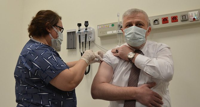 Yaptırdığı aşı plasebo çıkan Bursa İl Sağlık Müdürü yeniden aşı oldu
