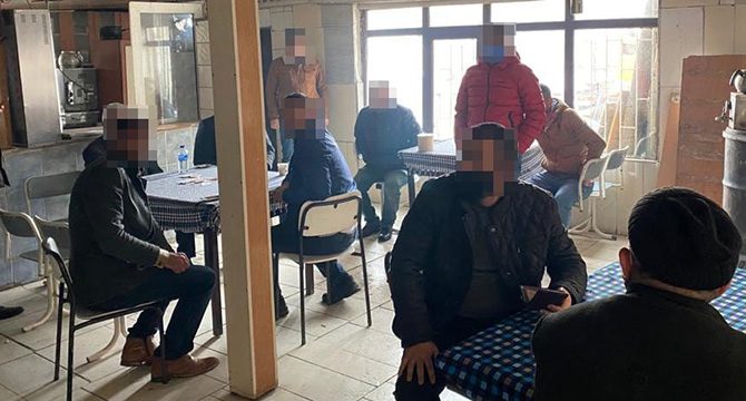 Ruhsatsız kahvehanede kumar oynayanlara ceza