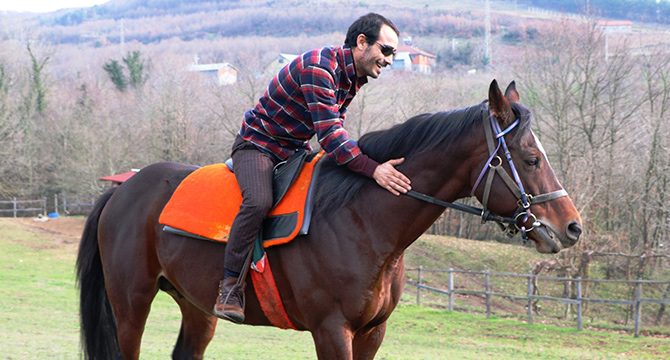 Kırbaç vurmadan yarış kazandı: "Atların yıllarca canını acıtmışız"